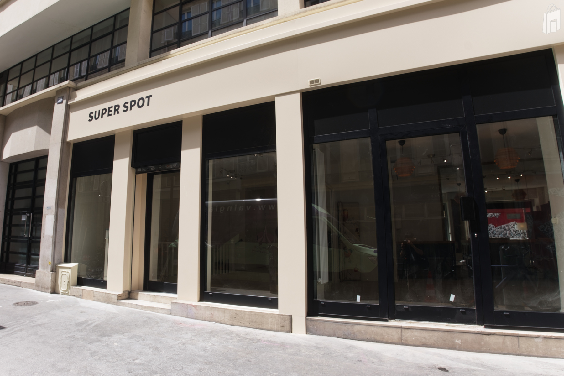 Vitrine 11 m et 2 portes d'entrée