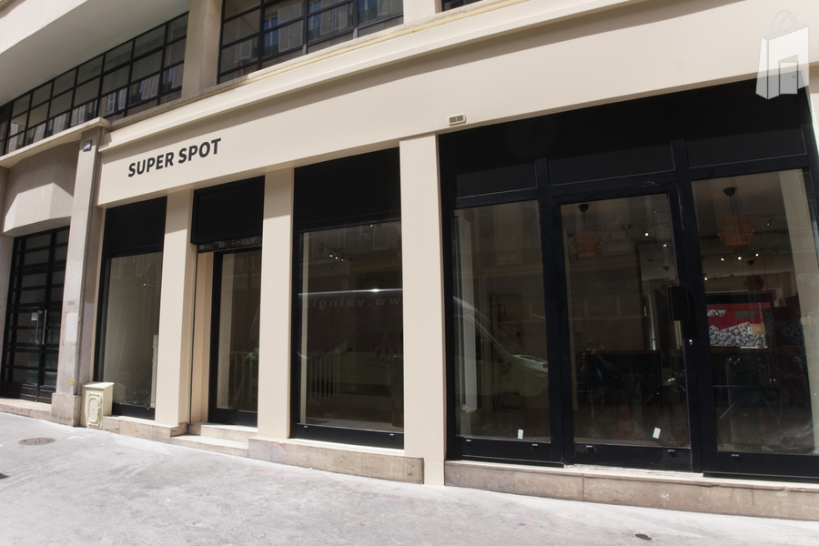 Vitrine 11 m et 2 portes d'entrée