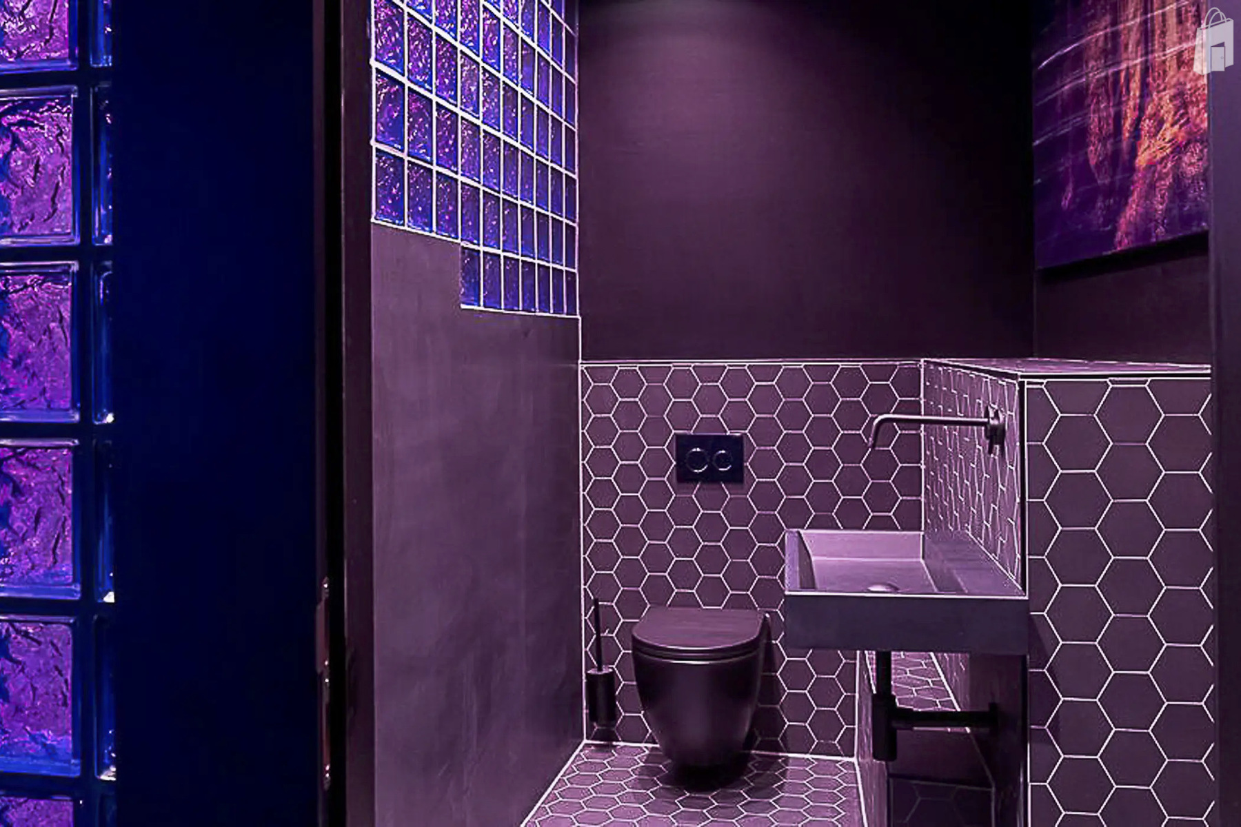 14. Eventlocation München Zentrum – Modernes WC mit pink-violetten Fliesen im fancyrosi.studio.