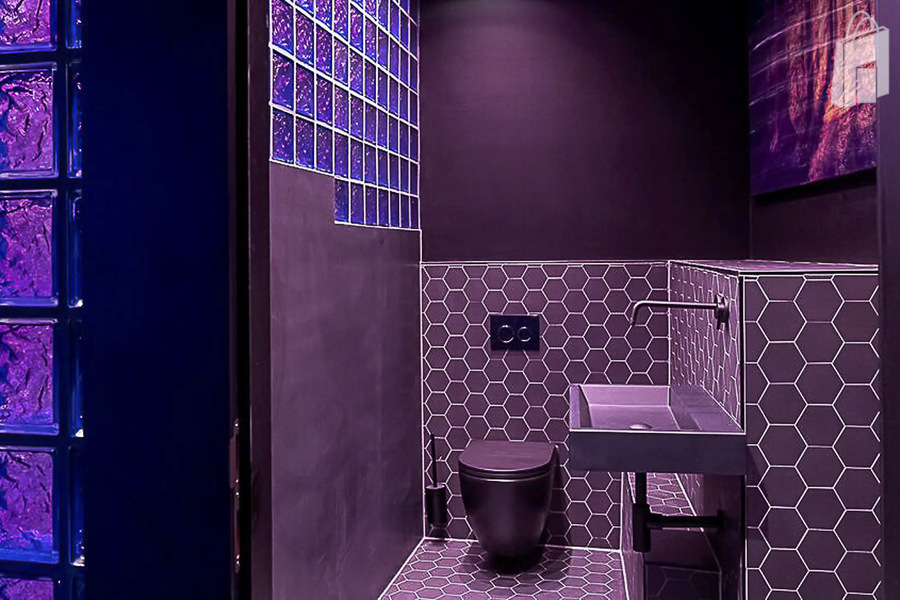 14. Eventlocation München Zentrum – Modernes WC mit pink-violetten Fliesen im fancyrosi.studio.
