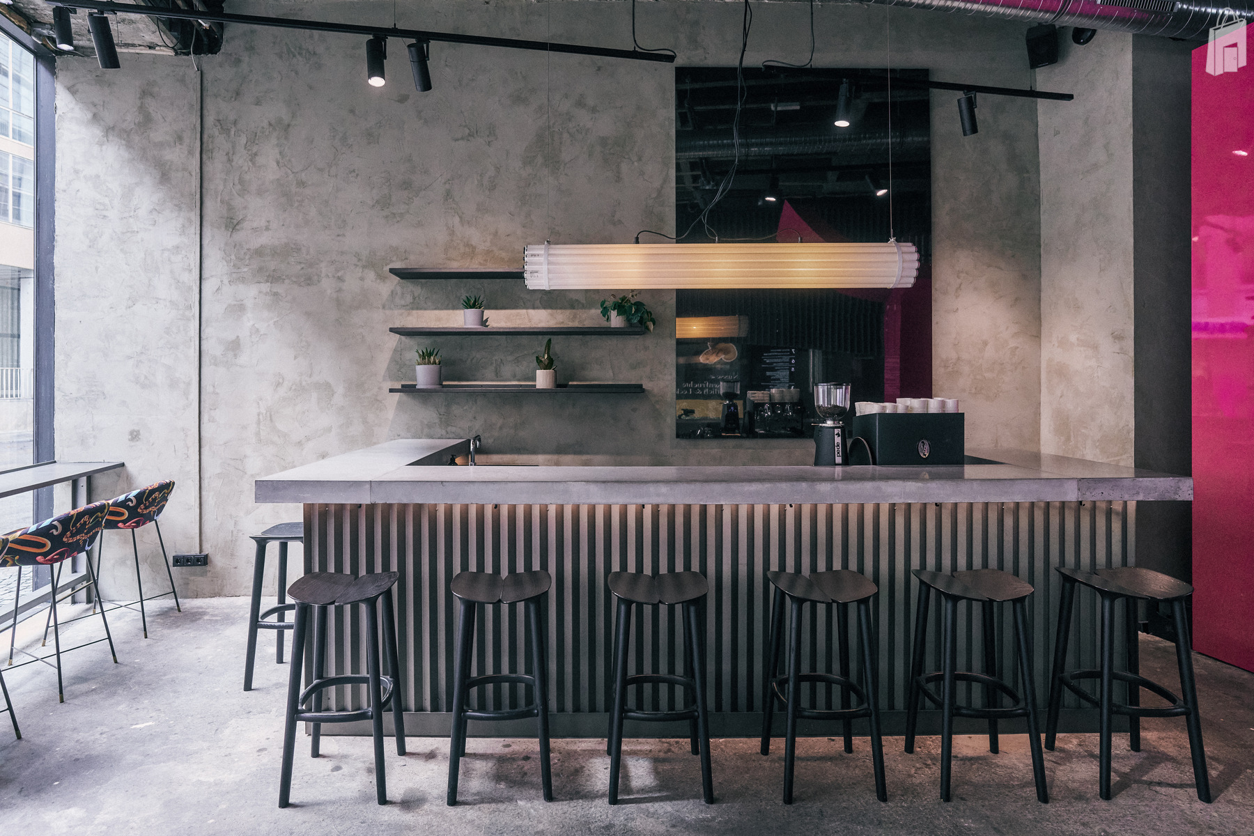 1. Eventlocation München Viktualienmarkt – Barbereich mit Betonwand und modernen Regalen im fancyrosi.studio.