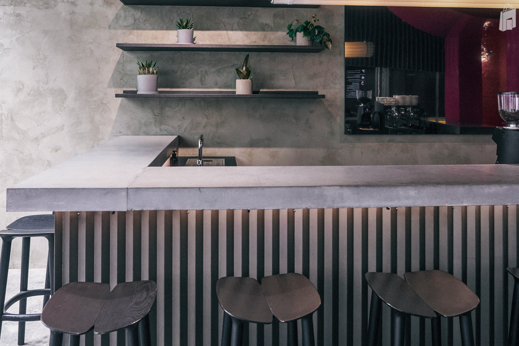 2. Showroom Location München – Thekenbereich mit Holz und schwarzem Metall im fancyrosi.studio am Viktualienmarkt.