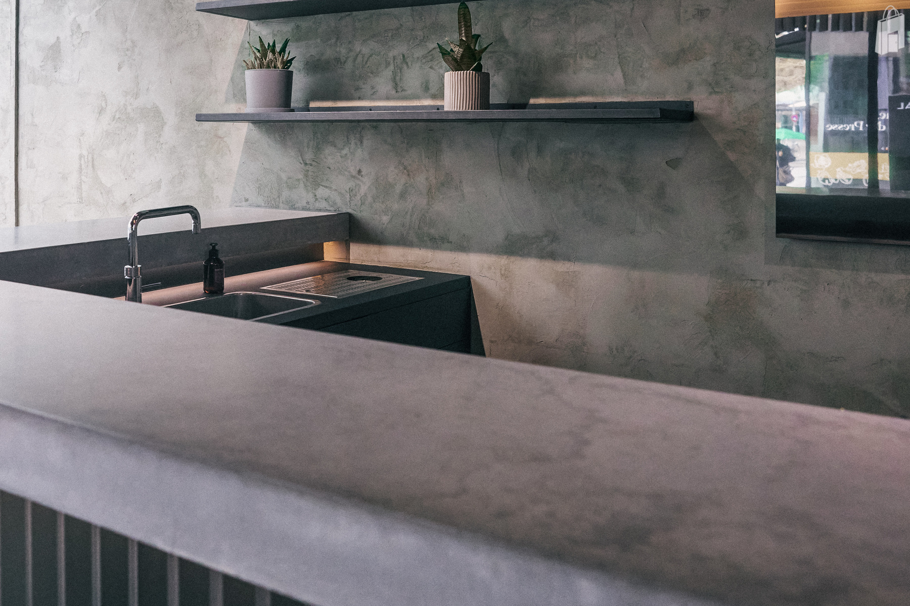 4. Loft Location München – Lounge- und Eventfläche mit moderner Beleuchtung im fancyrosi.studio.