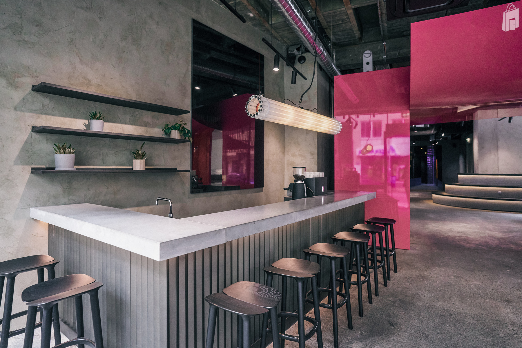 3. Eventfläche München mieten – Bestuhlung vor pinker Wand im fancyrosi.studio, ideal für Präsentationen.