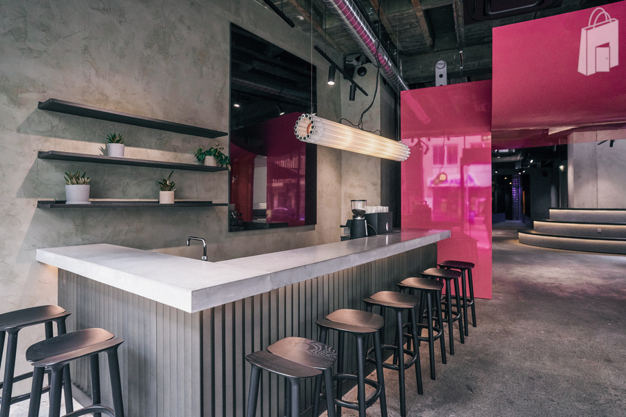 3. Eventfläche München mieten – Bestuhlung vor pinker Wand im fancyrosi.studio, ideal für Präsentationen.