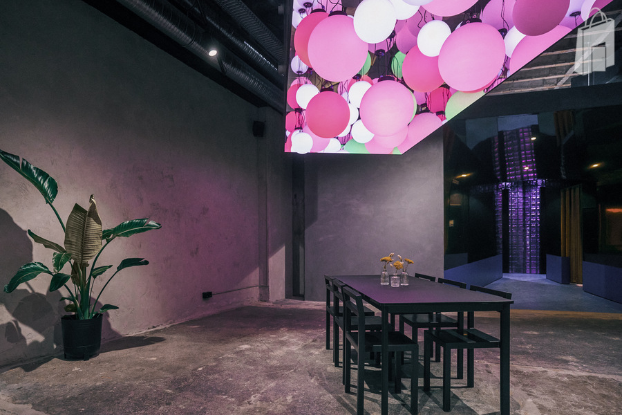 7. Pop-up Location München – Intimer Raum mit Designstühlen und Betonwand im fancyrosi.studio.