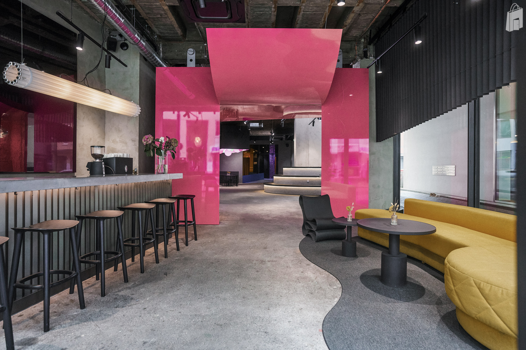 5. Eventlocation Viktualienmarkt München – Deckeninstallation mit pinkem Licht im fancyrosi.studio.