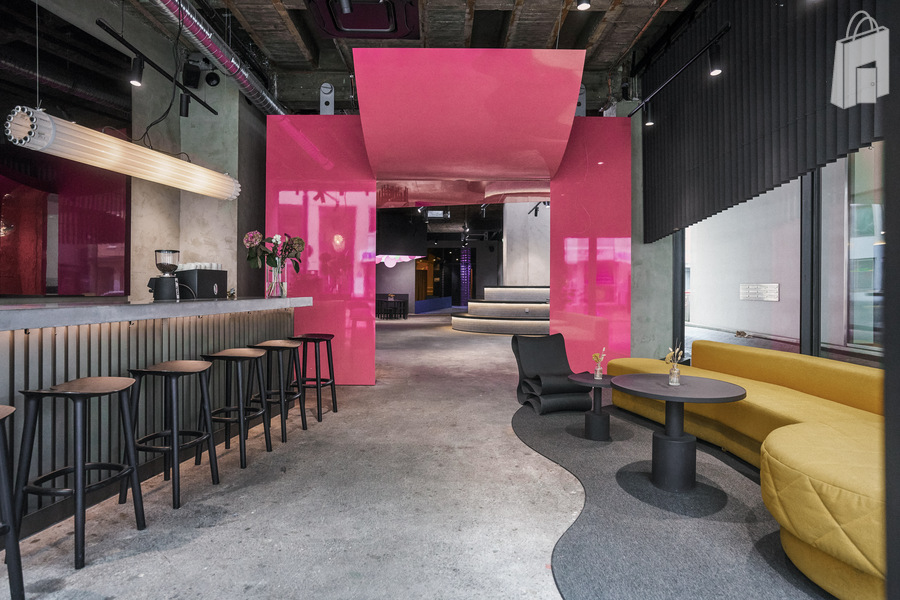 5. Eventlocation Viktualienmarkt München – Deckeninstallation mit pinkem Licht im fancyrosi.studio.