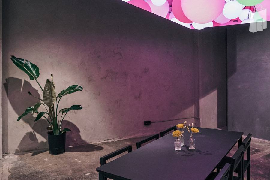 8. Eventlocation München Altstadt – Balloninstallation in Pink im fancyrosi.studio, perfekt für Launches.