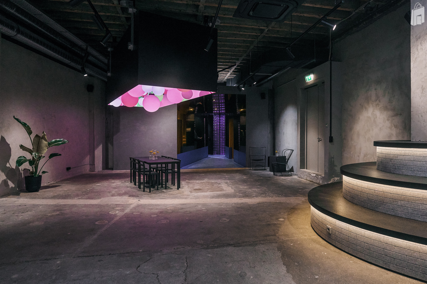 6. Showroom München Zentrum – Loungeecke mit Pflanzen und urbanem Beton-Look im fancyrosi.studio.