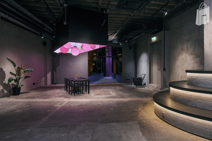 6. Showroom München Zentrum – Loungeecke mit Pflanzen und urbanem Beton-Look im fancyrosi.studio.