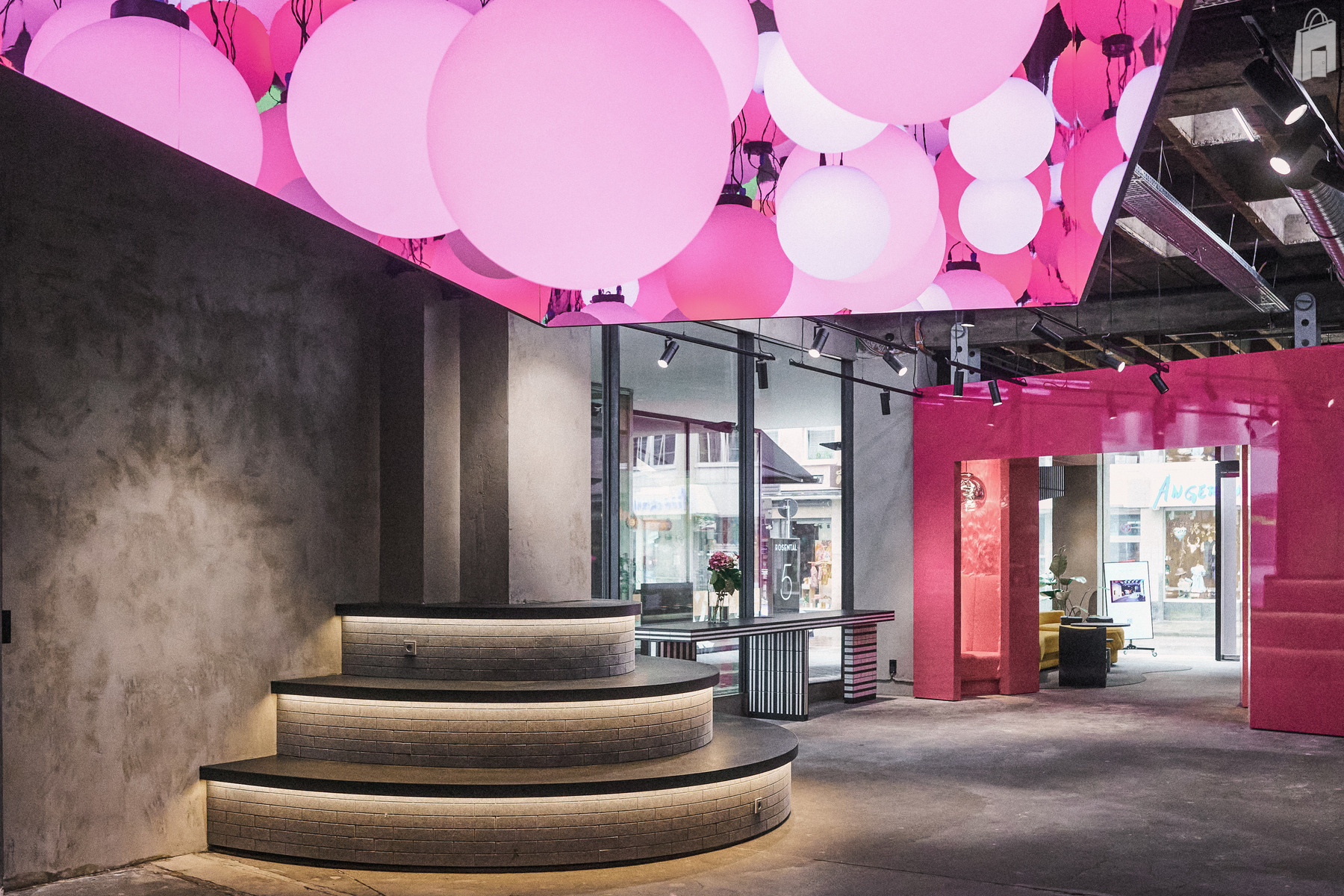 10. Corporate Event München – Empfangsbereich mit Glasfront und Blumen im fancyrosi.studio.