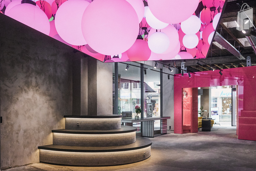 10. Corporate Event München – Empfangsbereich mit Glasfront und Blumen im fancyrosi.studio.