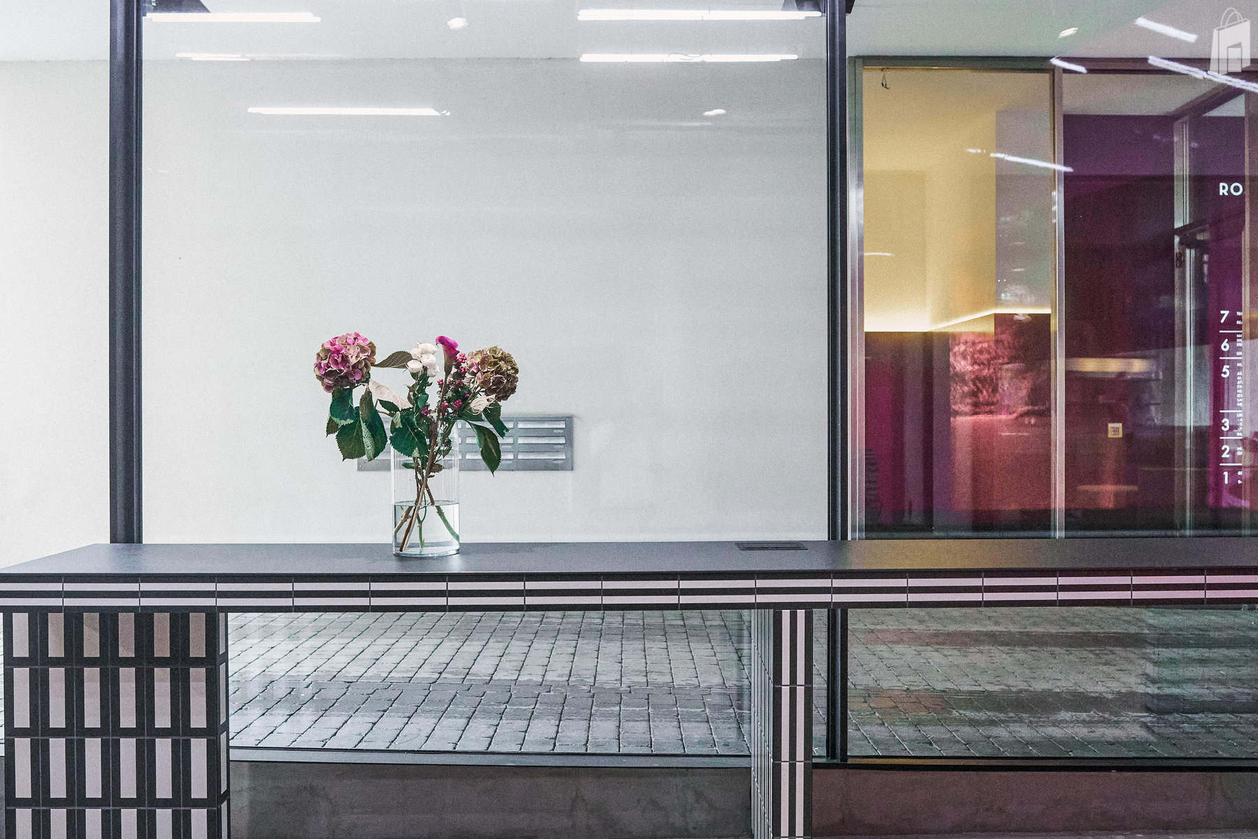 11. Exklusive Eventlocation München – Garderobenbereich mit goldenem Vorhang im fancyrosi.studio.