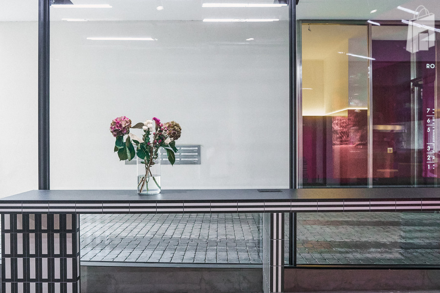 11. Exklusive Eventlocation München – Garderobenbereich mit goldenem Vorhang im fancyrosi.studio.