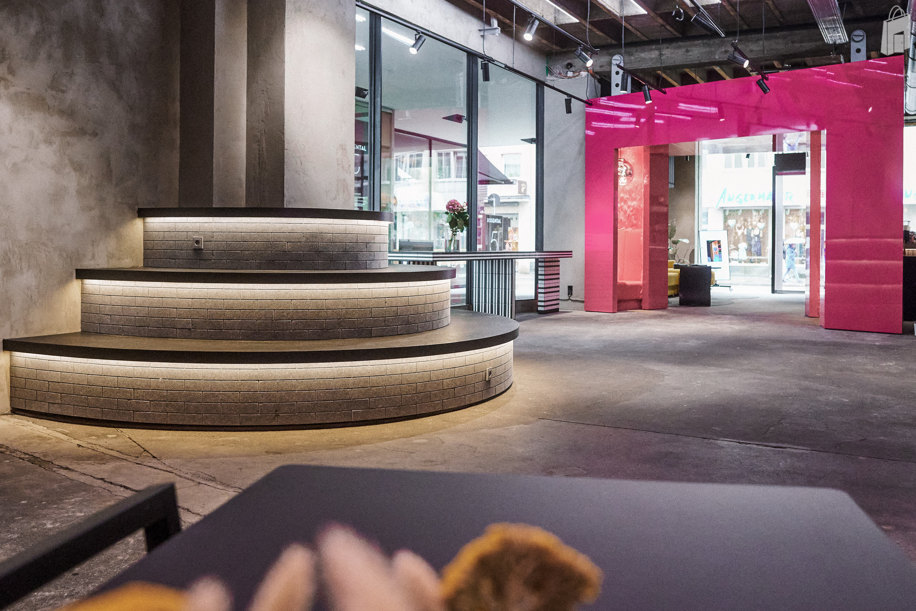 12. Design Location München Viktualienmarkt – Pink beleuchteter Toilettenbereich im fancyrosi.studio.