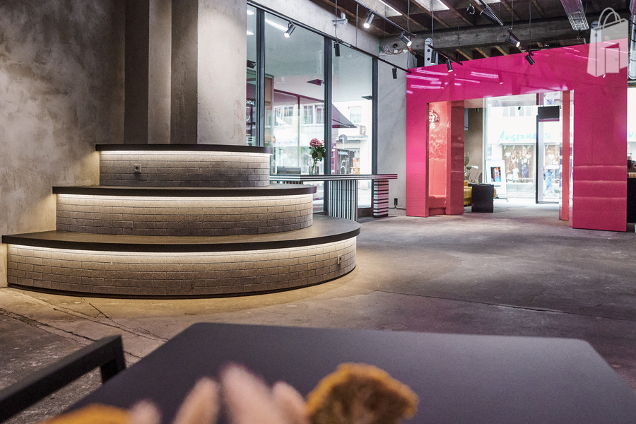 12. Design Location München Viktualienmarkt – Pink beleuchteter Toilettenbereich im fancyrosi.studio.