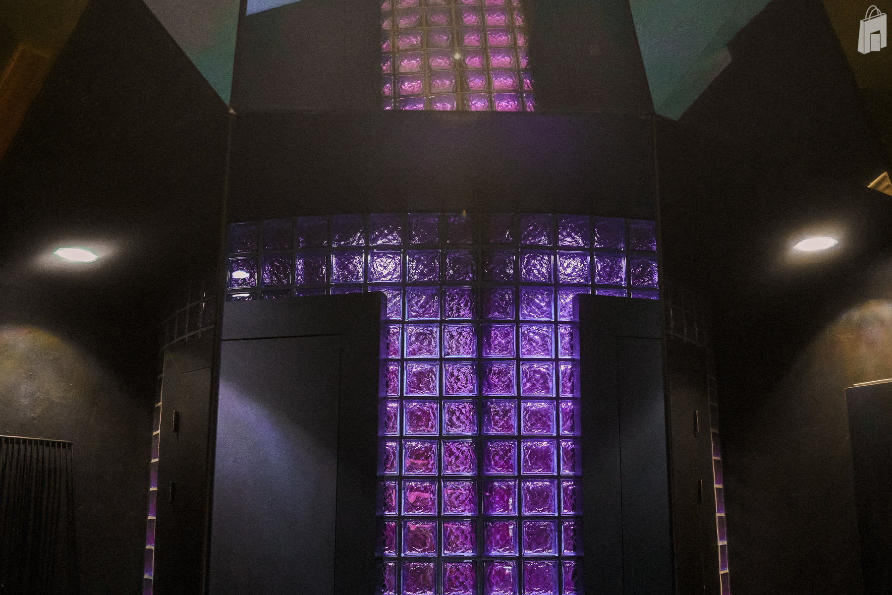 15. Pop-up Event München – Bar- und Loungebereich mit moderner Beleuchtung im fancyrosi.studio.