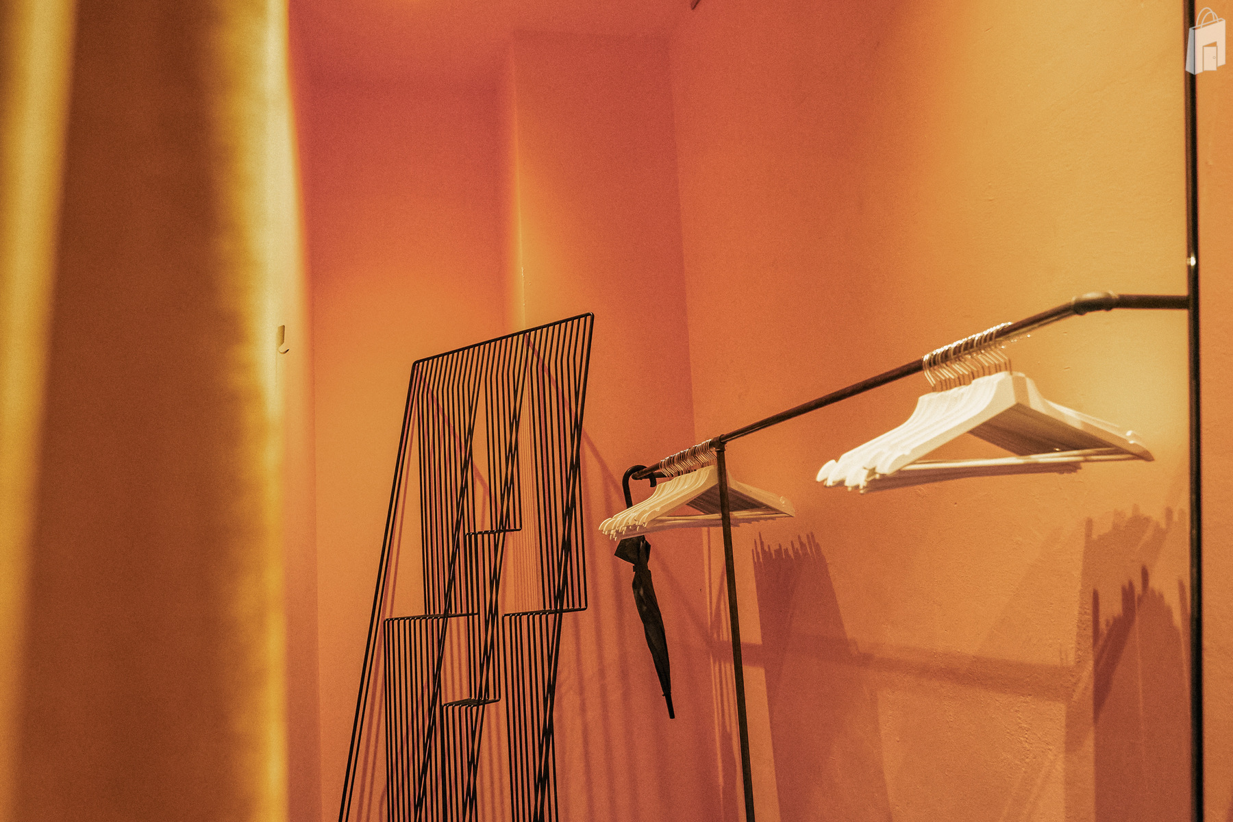 13. Eventlocation München – Deckeninstallation mit Lichtelementen in Gold und Violett im fancyrosi.studio.