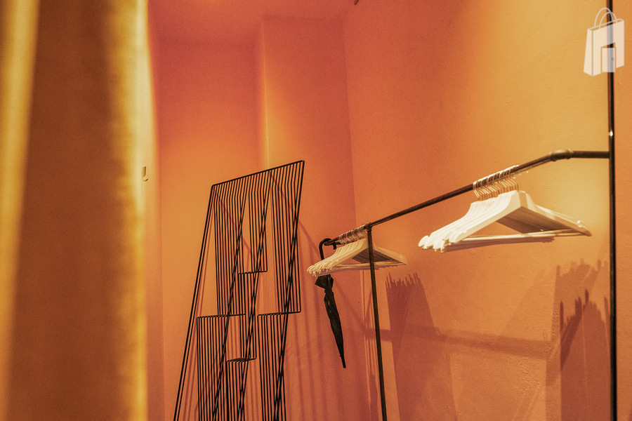 13. Eventlocation München – Deckeninstallation mit Lichtelementen in Gold und Violett im fancyrosi.studio.