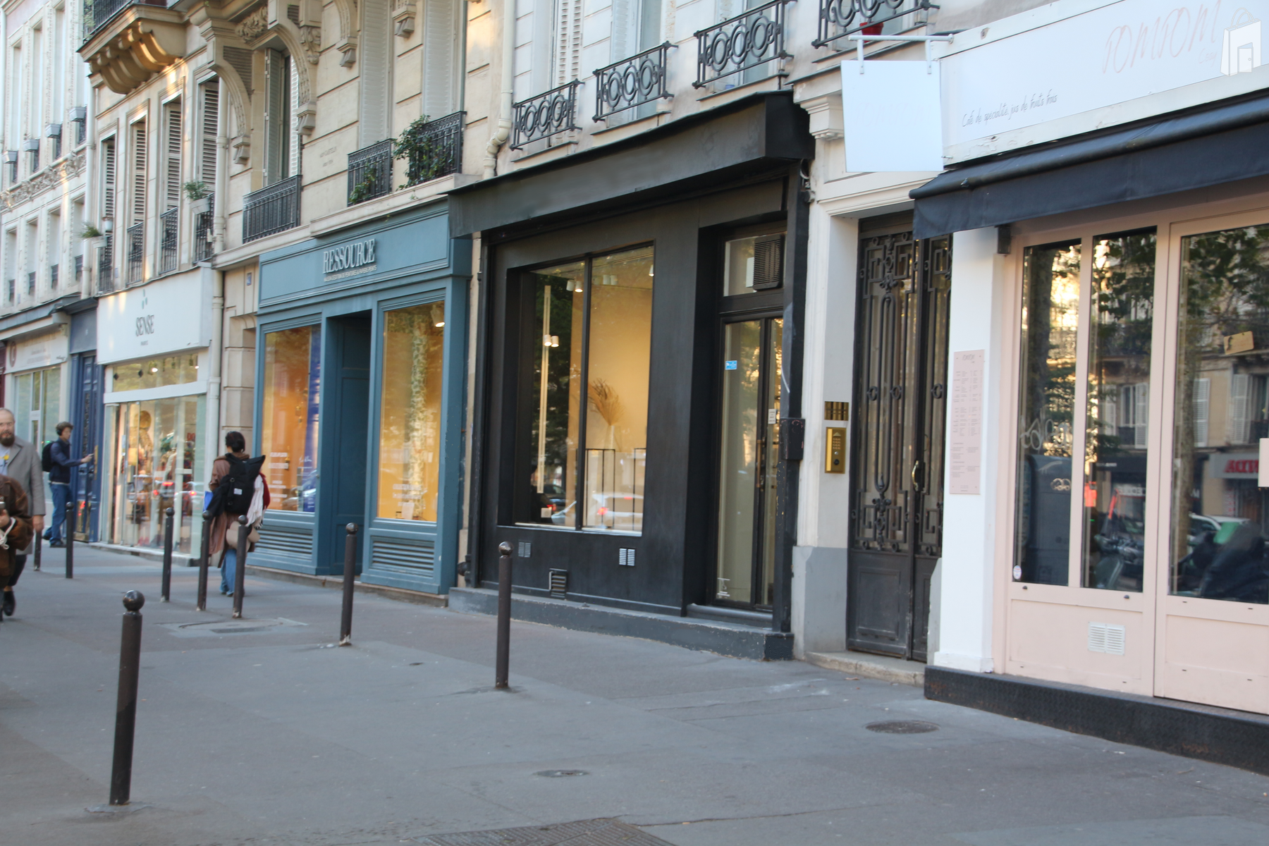 Façade et vue de la rue