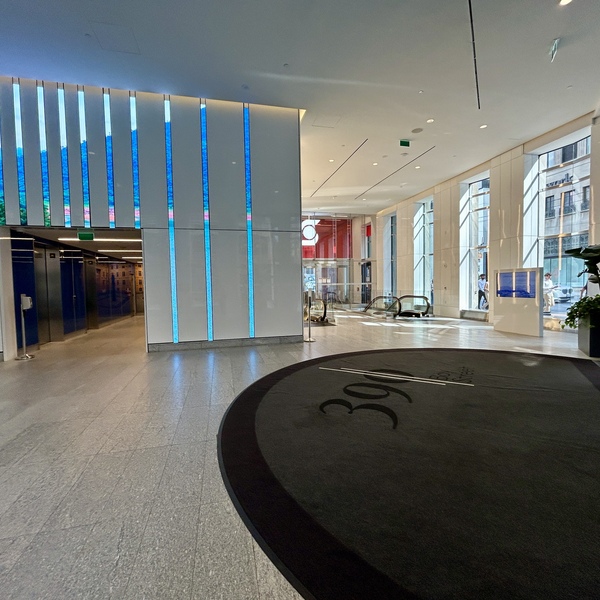 390 Bay Street - Lobby