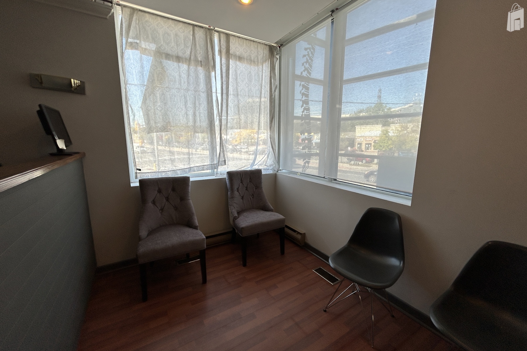 4237 Dundas Street W