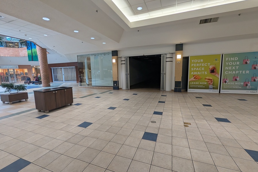 Tillicum Centre - Kiosk