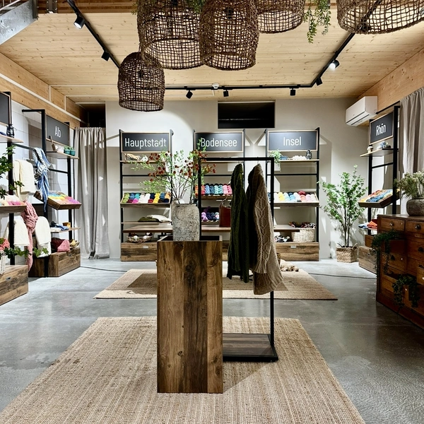 Stilvoll eingerichteter Laden ideal für naturnahe Mode und Produkte
