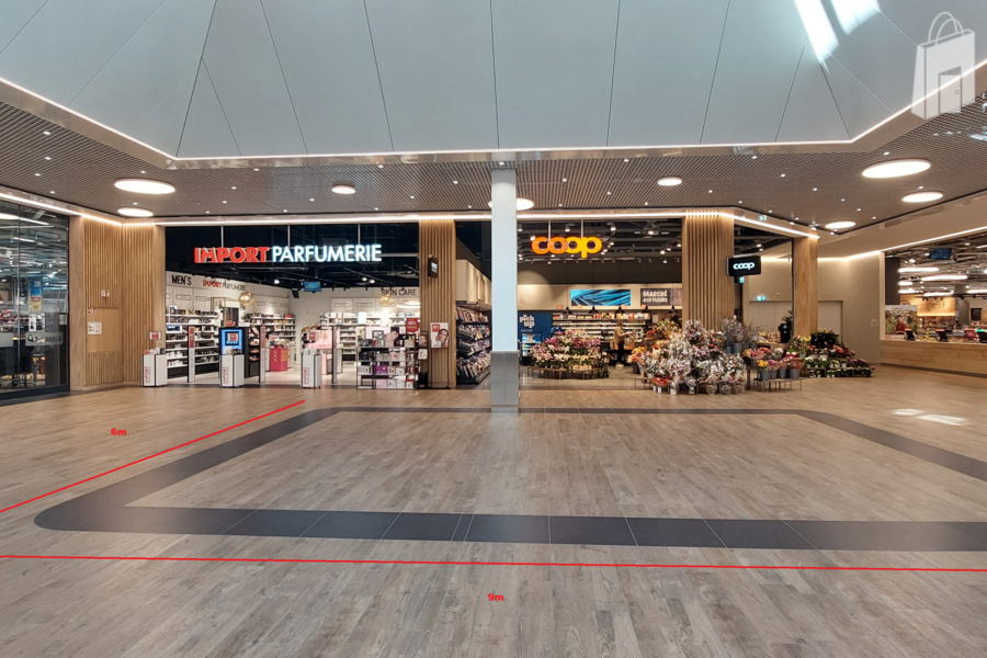 Sortie de l'Hypermarché Coop