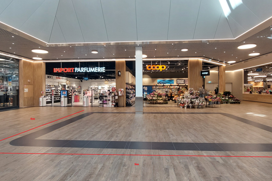 Sortie de l'Hypermarché Coop