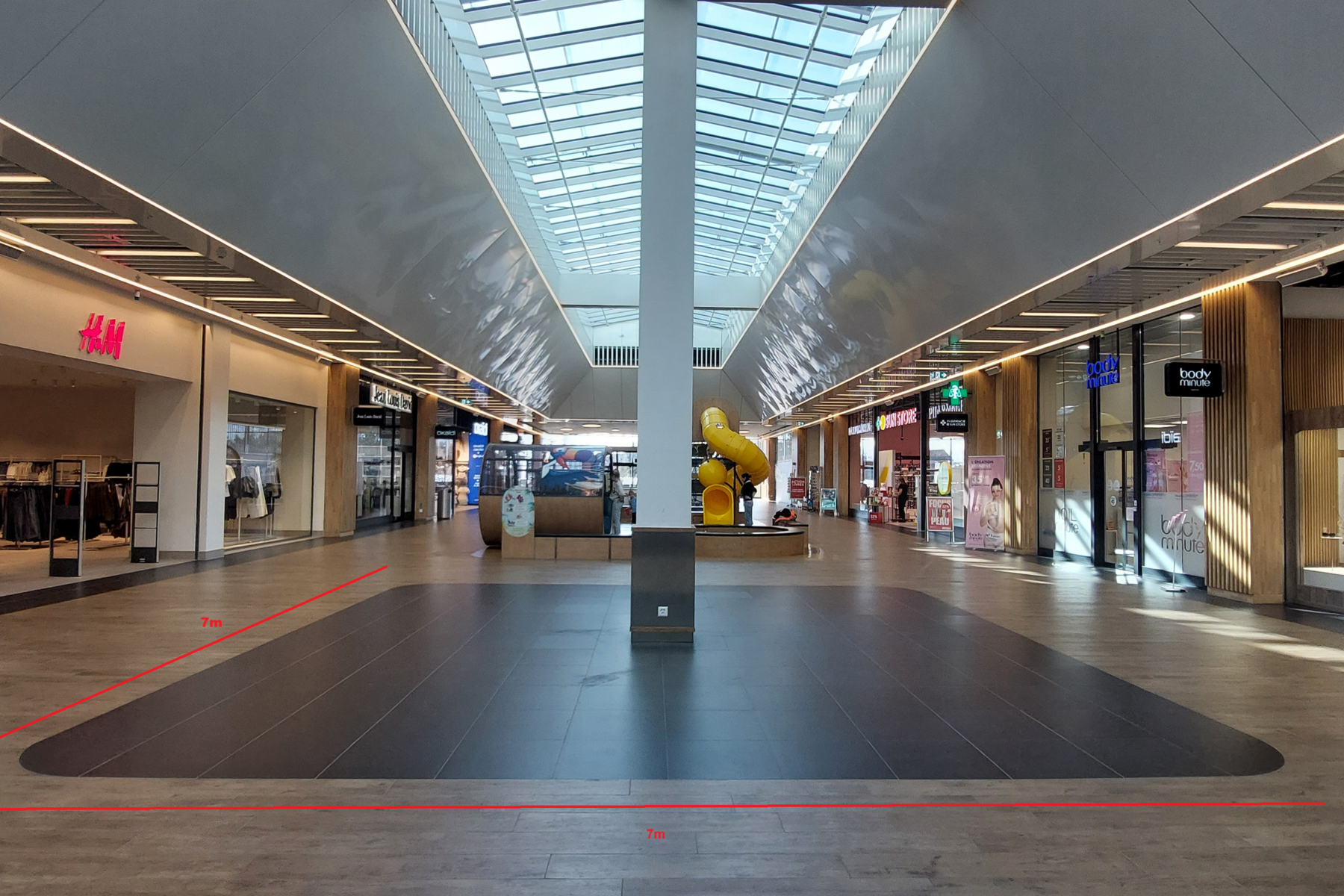 Entre ascenseurs et place de jeux