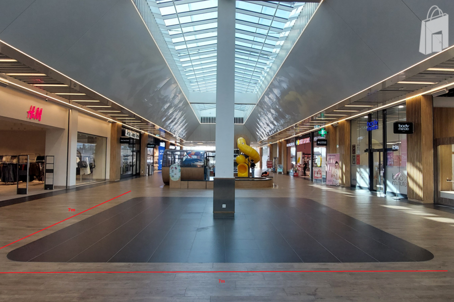 Entre ascenseurs et place de jeux