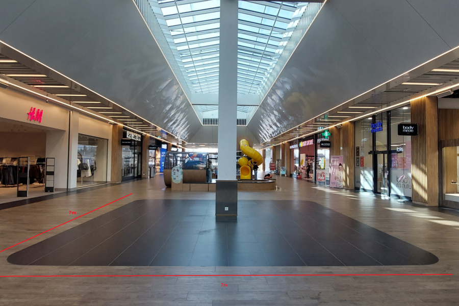 Entre ascenseurs et place de jeux