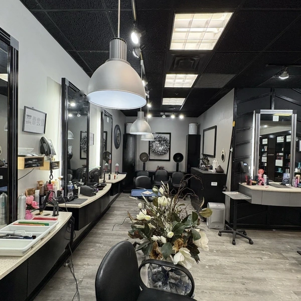 Elegant Salon Centrally Located