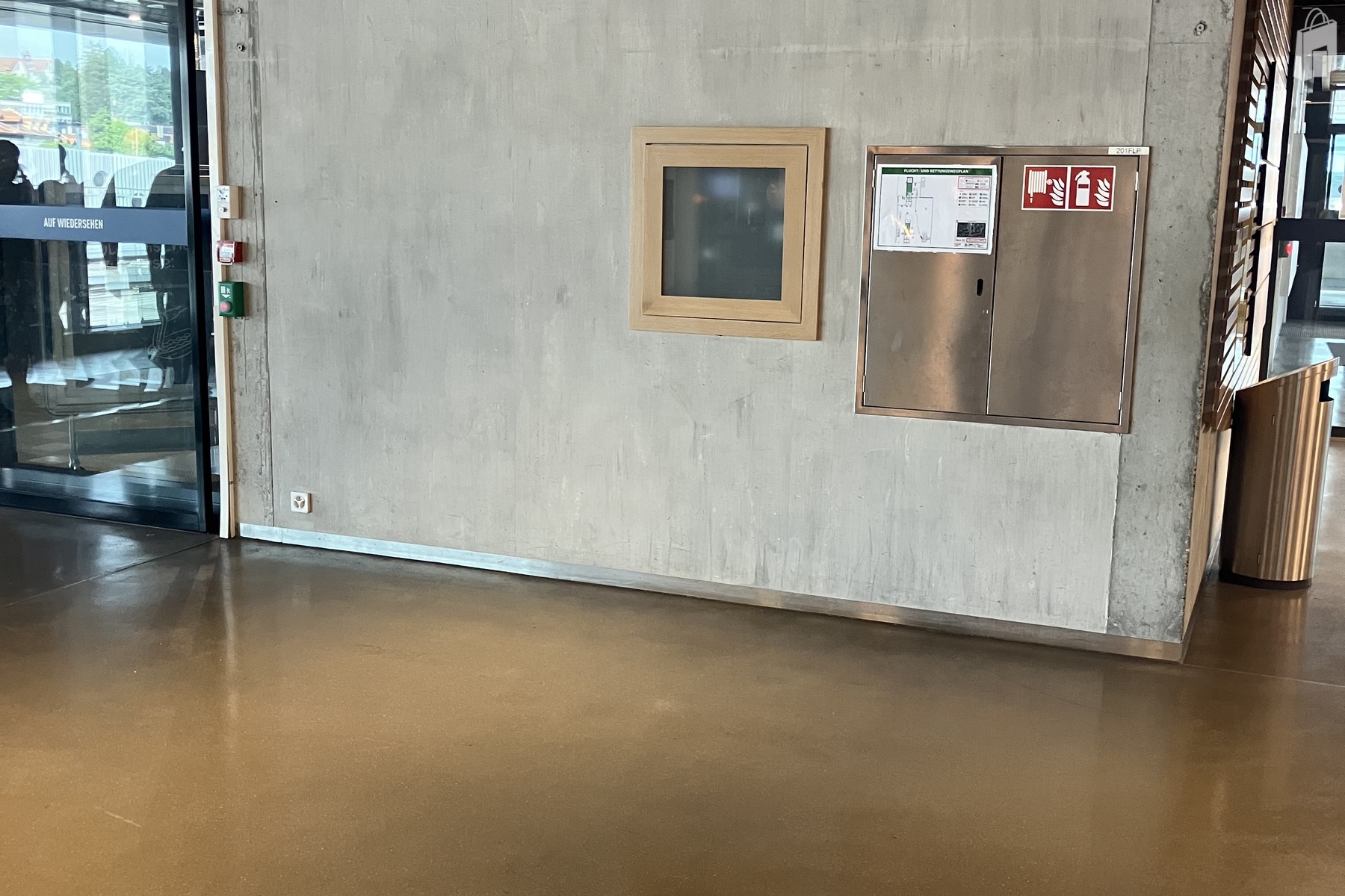 Brandmeldetableau und Feuerlöschposten muss zugänglich sein!
