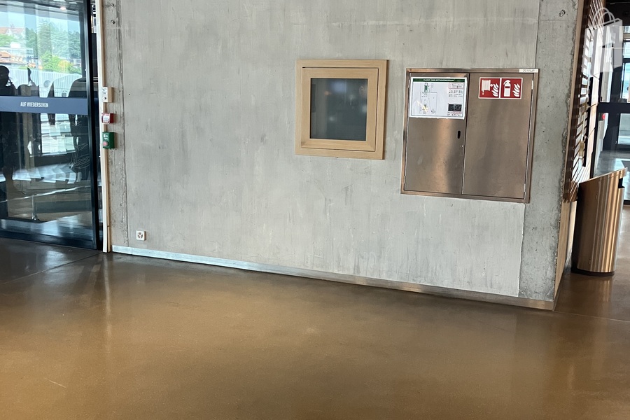 Brandmeldetableau und Feuerlöschposten muss zugänglich sein!