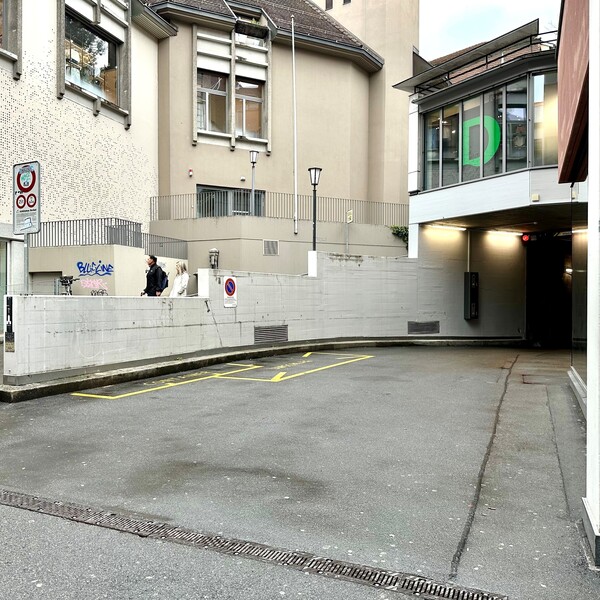 Aussenfläche für Food Truck beim Einkaufszentrum Föfzg