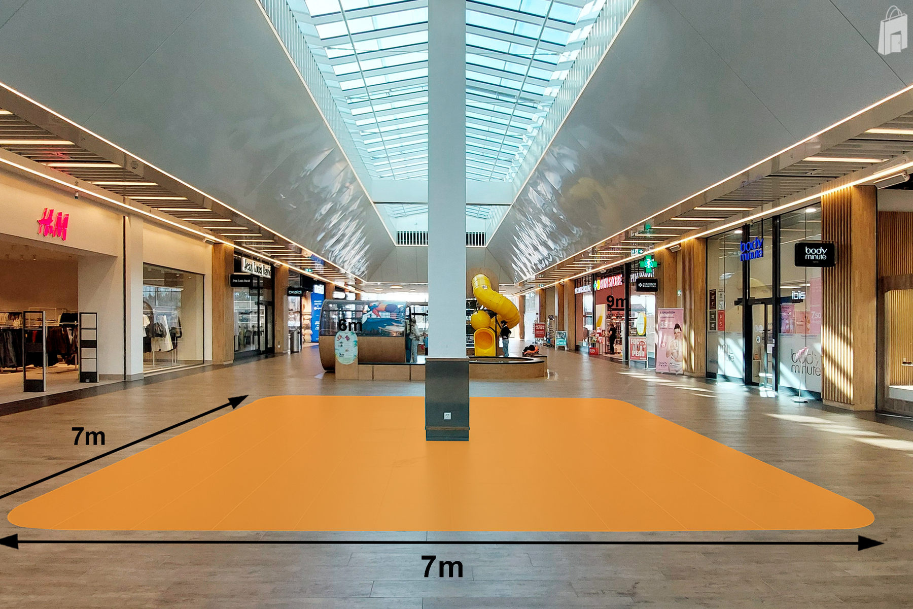 EKZ Littoral Centre - rez - ascenseurs / place de jeux
