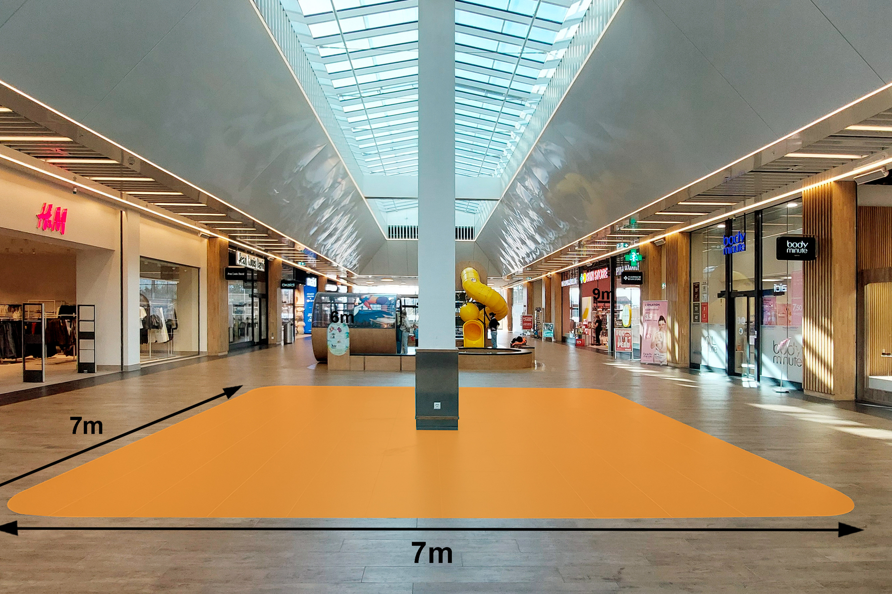 EKZ Littoral Centre - rez - ascenseurs / place de jeux